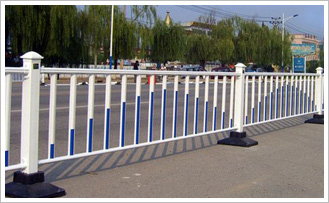 名称：市政交通护栏、京式护栏、马路护栏、小区护栏材料：钢筋、槽钢、方钢。特点:1、市政护栏有美观、实用的特点。2、本产品的安装方便，适用于各种市政建筑、道路使用。3、市政护栏是目前国内外最受欢迎的道路