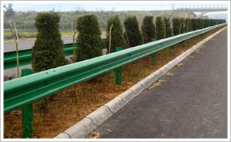 W板护栏是目前国内外公路大桥应用最广泛的安全防护栏。W板护栏构件分别是：护栏板、立柱、柱帽、防阻块/托架、连接螺栓、拼接螺栓、横梁垫片、端头。W板护栏的分类：W板护栏一般按设置地点和防撞等级来分类。按